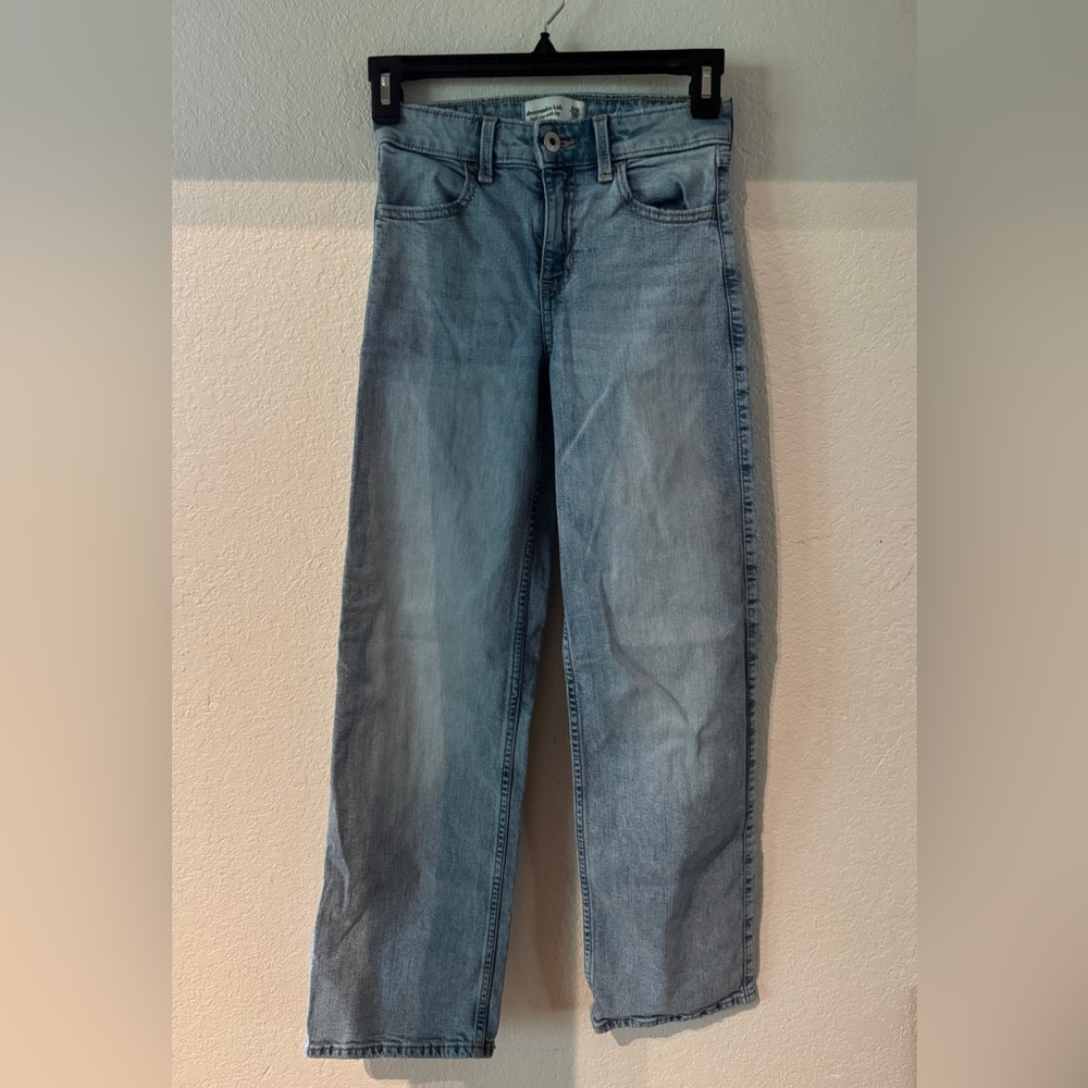 Girls High Rise Wide Leg jean. light wash